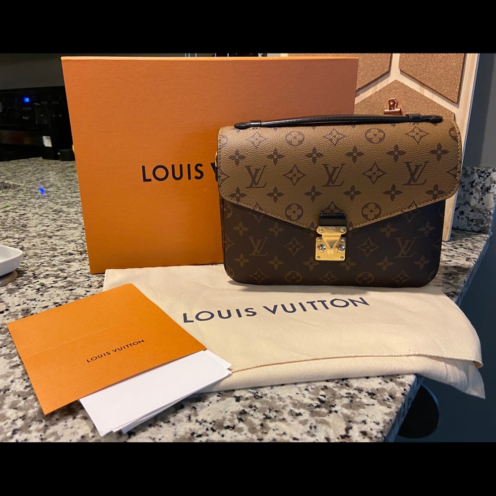 Louis Vuitton Pochette Metis in Reverse
